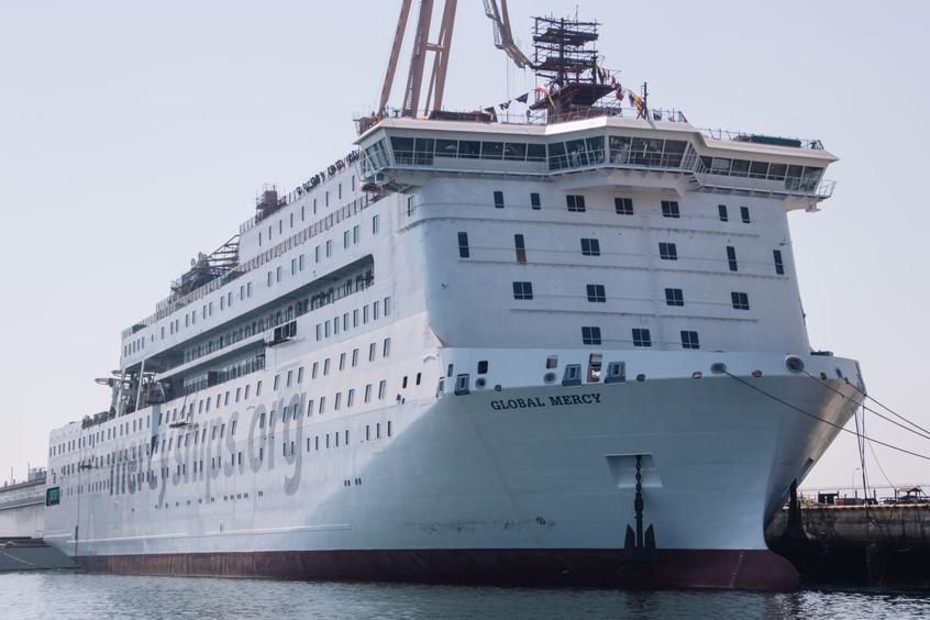 Le plus grand navire-hôpital privé en route pour Anvers (en images)