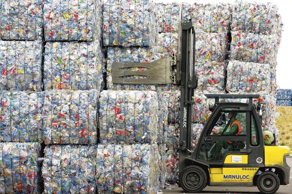 Jusqu'ici, nos bouteilles de plastique usagées étaient recyclées à l'étranger, jusqu'en Chine.
