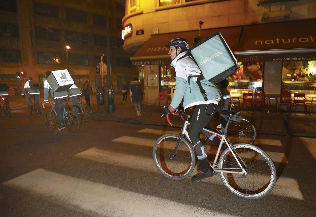 Livreurs à vélo Leurs conditions de travail sont mises en cause: revenus faibles, grande dépendance, risques encourus, etc.