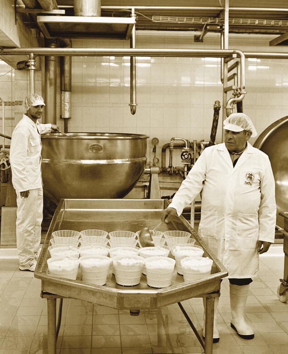 Giuseppe Sita, membre de la deuxième génération, dans la fromagerie artisanale.