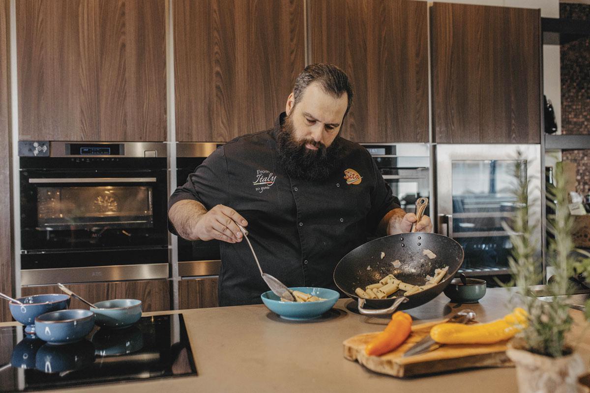 A Courcelles, les Sita y ont construit une cuisine ouverte destinée à du 