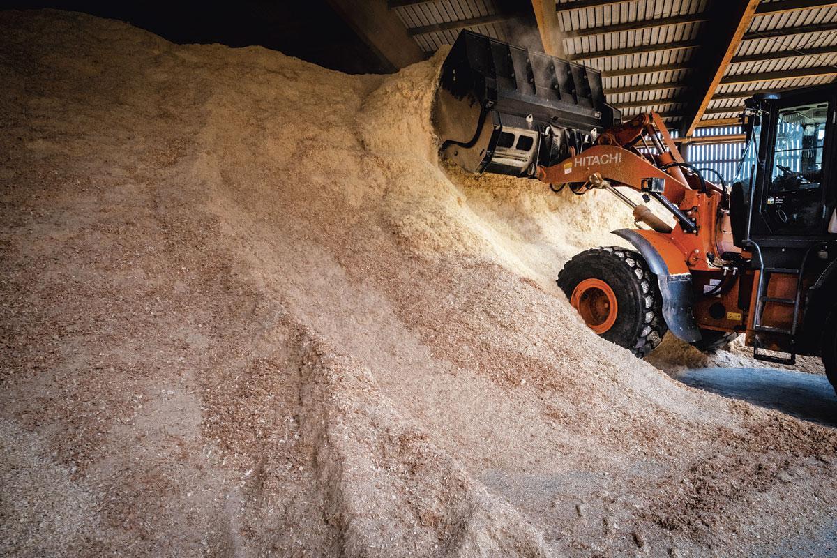  Il en faut 1,6 à 1,7 tonne pour obtenir une tonne de pellets. Actuellement, Erda traite jusqu'à 210.000 tonnes de sciure par an, ce qui représente 8.840 camions entrants.