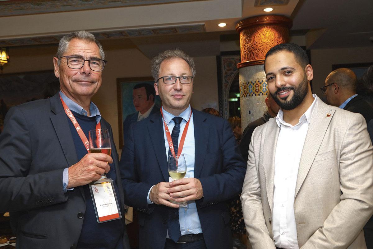 Wilfried Geulleaume et Selim Mahmoud, respectivement administrateur délégué et sales executive Benelux & France chez Recomatics, entourent Wim Tielemans, gérant de Fast Forward Architects.