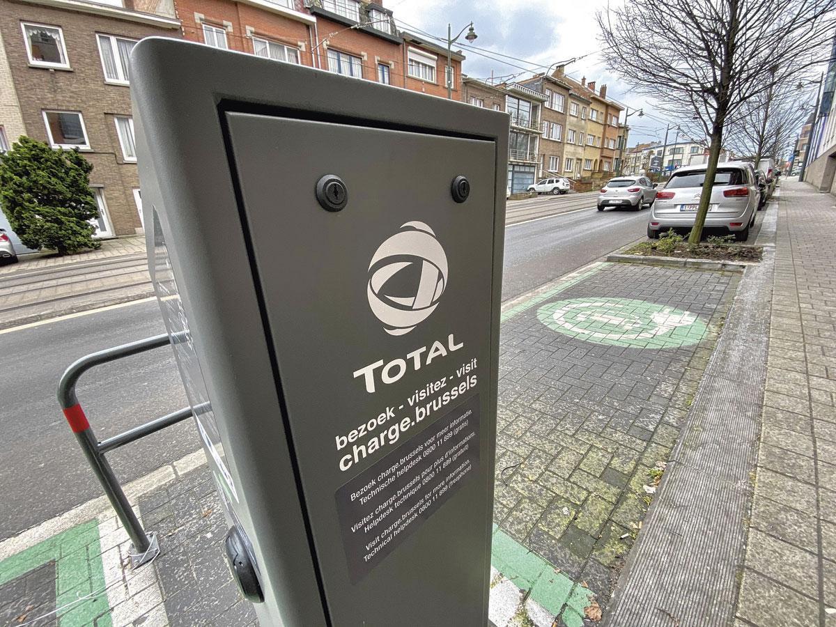 Les bornes du réseau charge.brussels que l'on trouve sur la voie publique sont installées par la société PitPoint Clean Fuels, rachetée en 2017 par le groupe Total.