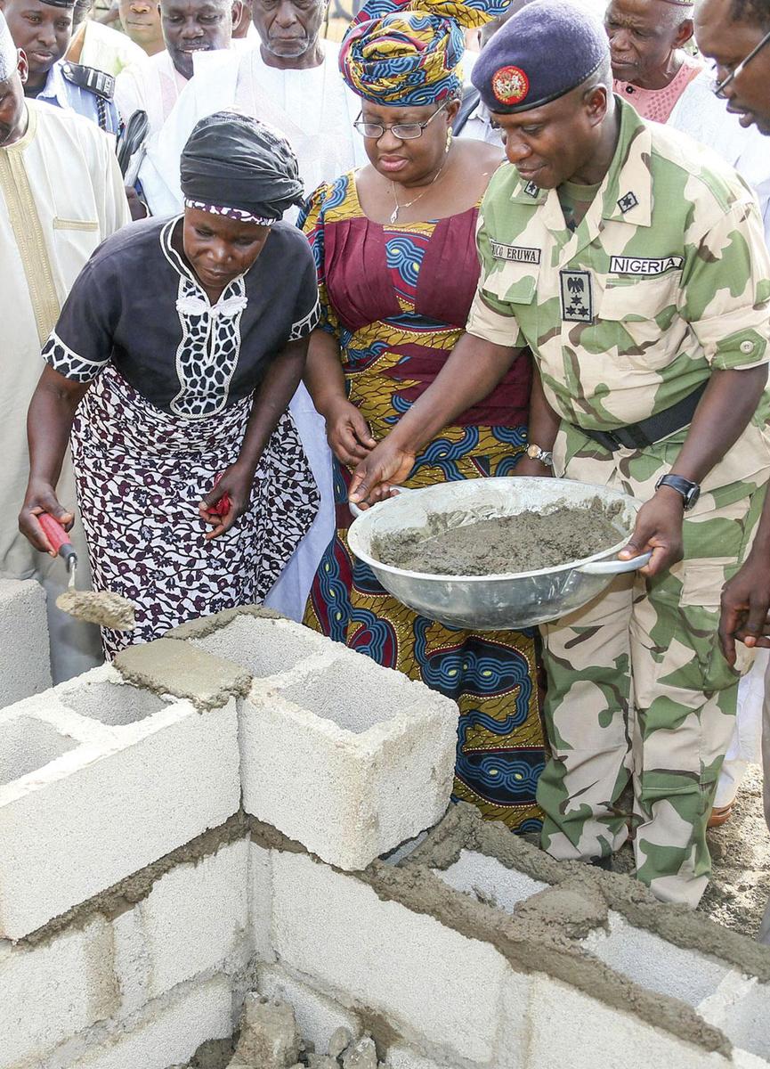 En 2015, Ngozi Okonjo-Iweala, alors ministre des Finances, lors du lancement de la reconstruction d'une école brûlée par Boko Haram.