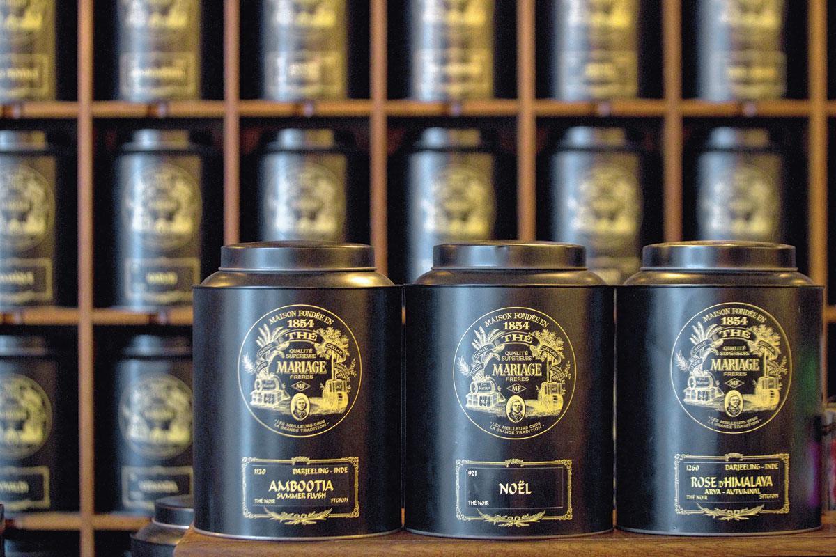 IDENTITÉ CLAIRE Les fameuses boîtes de thé rondes en métal noir ont été lancées en 1985. 