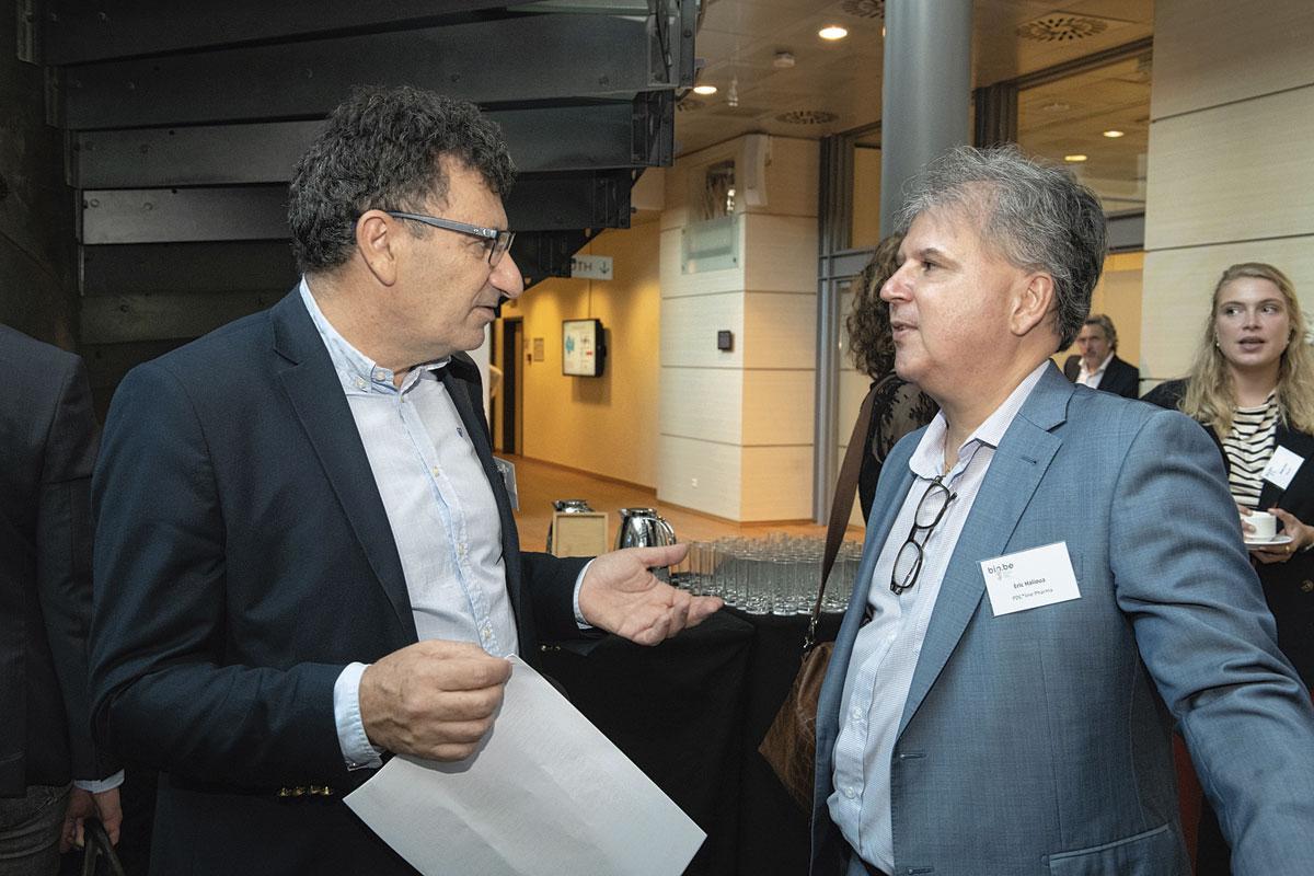 6. Bertrand Alexandre, CEO de Brussels South Charleroi BioPark, discute avec Eric Halioua, administrateur délégué de PDC Line Pharma.