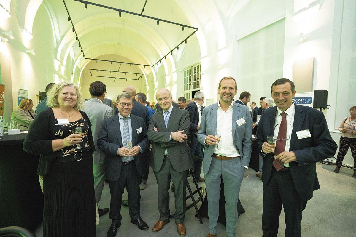 3. Raymonde Yerna, administratrice générale de l'IFAPME, Bernard Piron et Francis Carnoy, respectivement président et directeur général de la CCW, Olivier Vandooren, directeur général du CSTC, et Alex Pire, directeur non-vie chez Fédérale Assurance.
