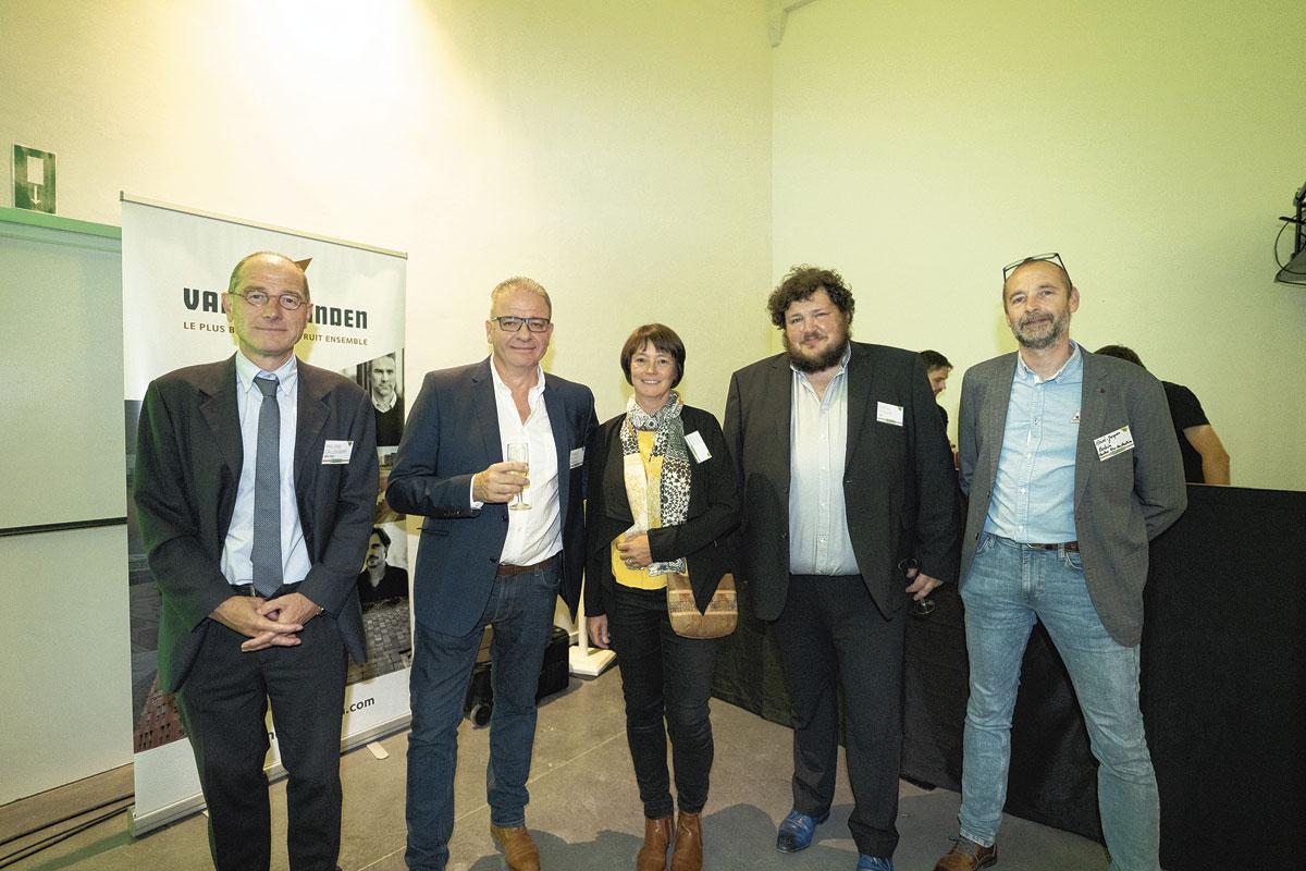 5. Philippe Callewaert, secrétaire général de la PMC, Thomas Scorier, Sylvie Loutz, gestionnaire en développement durable au SPW, Gaëtan Doquire, directeur de l'Union wallonne des architectes, et Hervé-Jacques Poskin, directeur du cluster Eco-Construction.