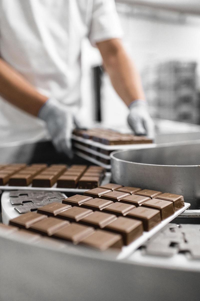Tous les chocolats de l'entreprise sont désormais produits avec du cacao certifié Fairtrade.