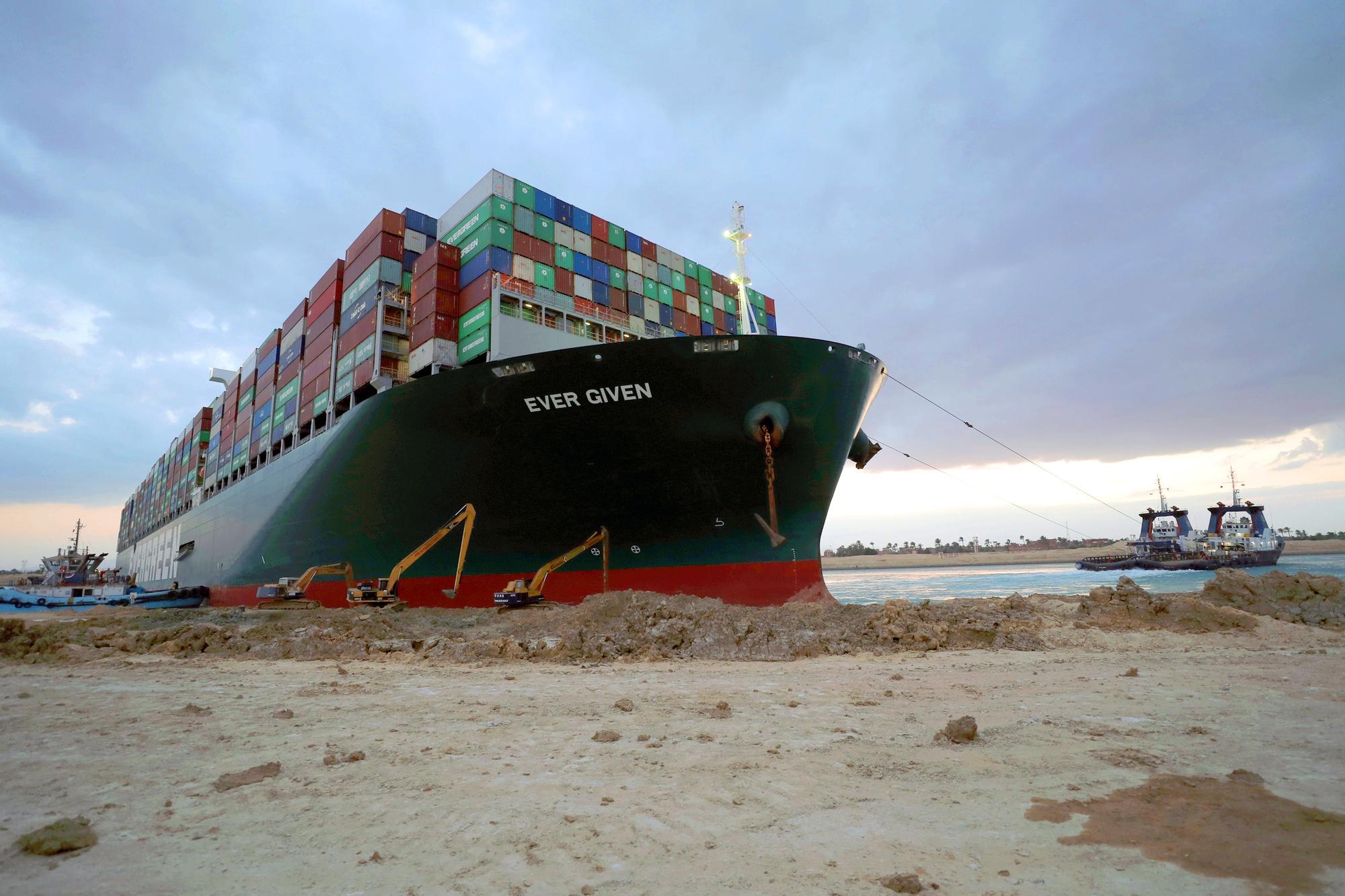 Canal de Suez paralysé: le porte-conteneurs géant remis à flot, le trafic peut reprendre (vidéos)