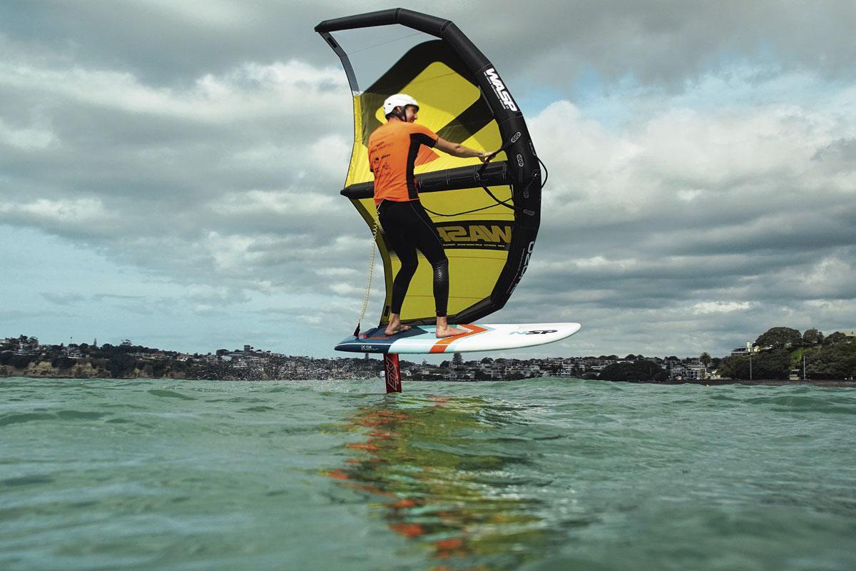 Wing foil A mi-chemin entre le kite et le surf, cette nouvelle discipline devrait faire fureur sur les plages cet été.