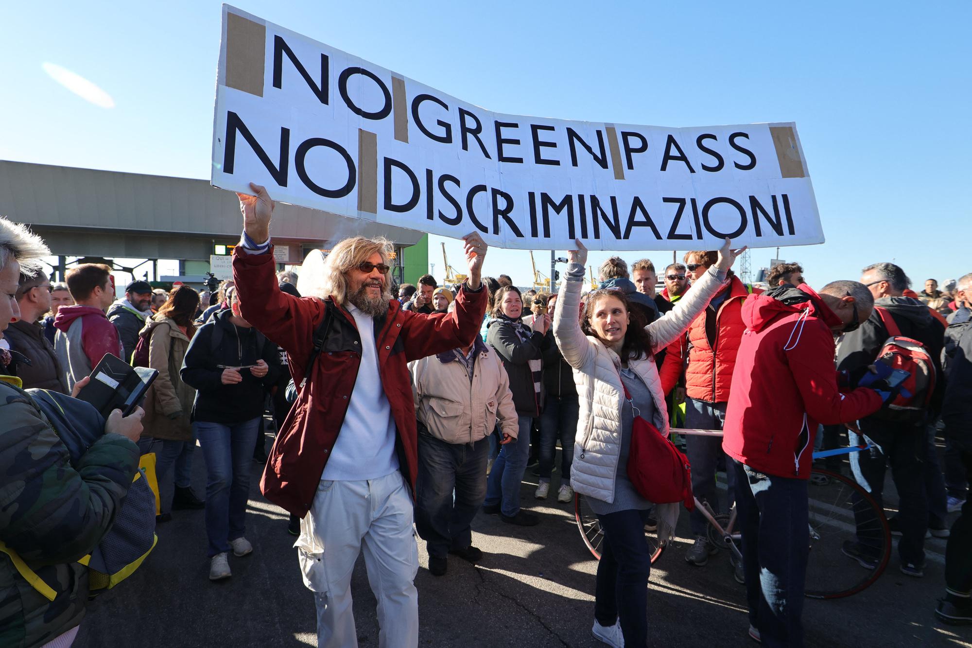 Des employés du port de Trieste en Italie manifestent contre le Green Pass.