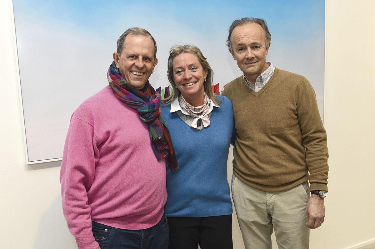 Le photographe Yves Ullens de Schooten en compagnie de Nicolas de Gottal, directeur des ventes à la FN Herstal, et son épouse.