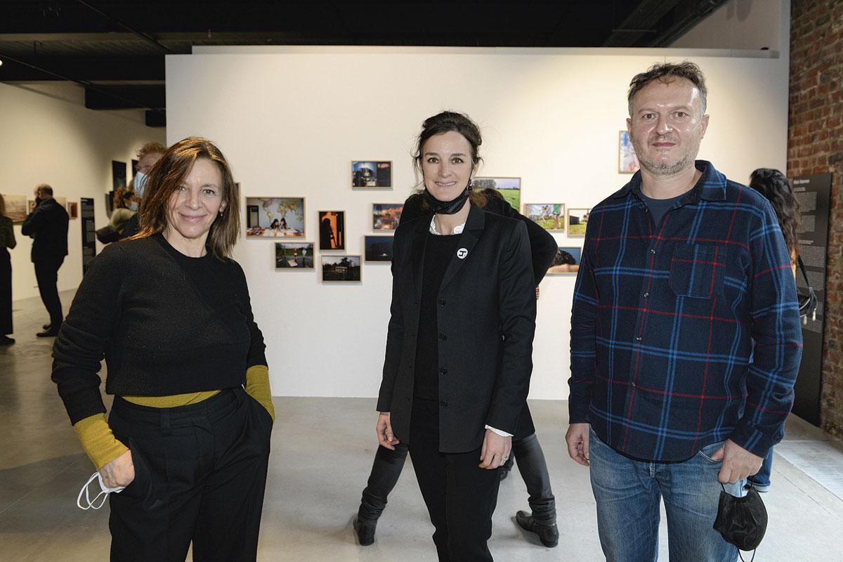 Delphine Dumont, directrice du Hangar et fondatrice du PhotoBrussels Festival, entourée de Laure Vasconi et de Patrick Messina, photographes.