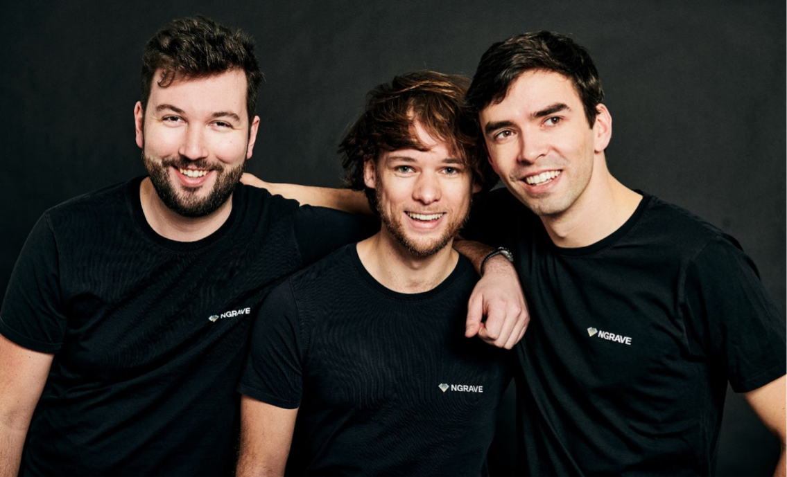 Les trois cofondateurs belges de NGRAVE Edouard Vanham (COO) Ruben Merre (CEO) et Xavier Hendrickx(CTO).