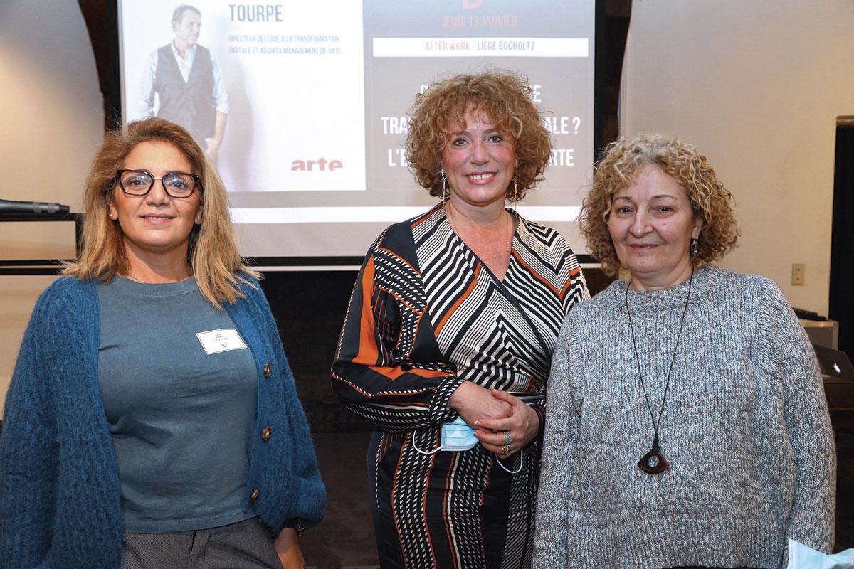 Sara Rezki et Mirella Ghisu, respectivement présidente et administratrice de l'association FightXlife, entourent l'artiste peintre Sonia Sibiet.
