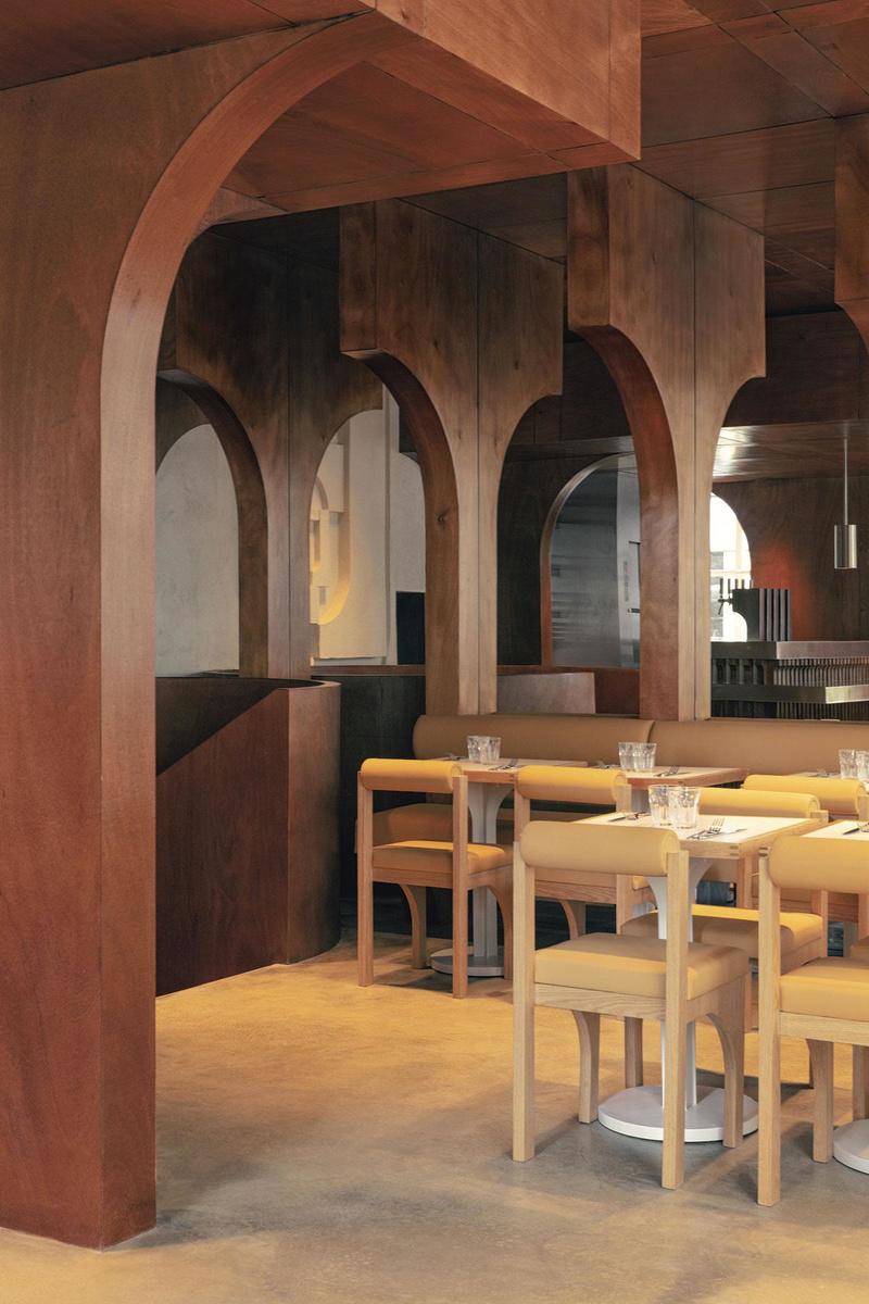 PNY MARAIS (PARIS) Son désir de projet global s'est en partie concrétisé avec ce restaurant de burgers pour lequel il a dessiné les tables, les chaises, les tabourets et même les poignées de portes.