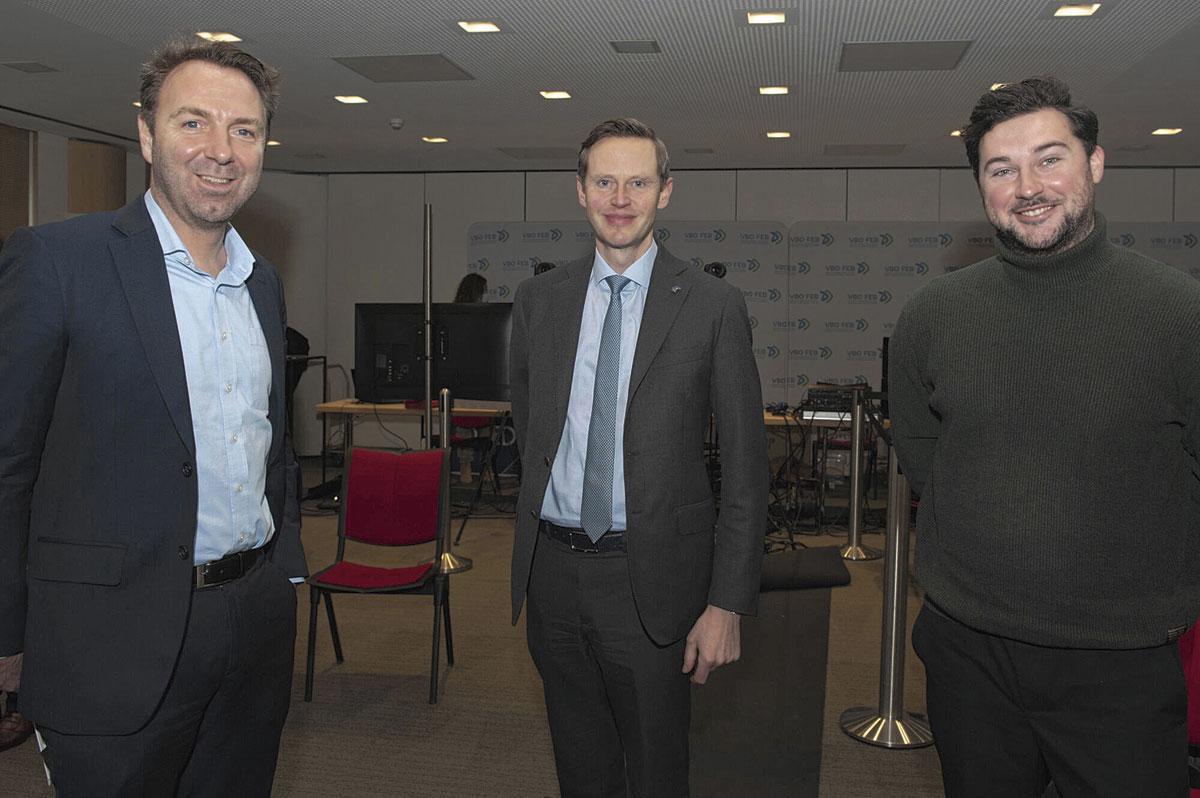 Gabriel Goffoy, directeur de la communication de la Febiac, entouré de Kris Gysels et Aidan Reinquin, collaborateurs de la ministre flamande de la Mobilité.