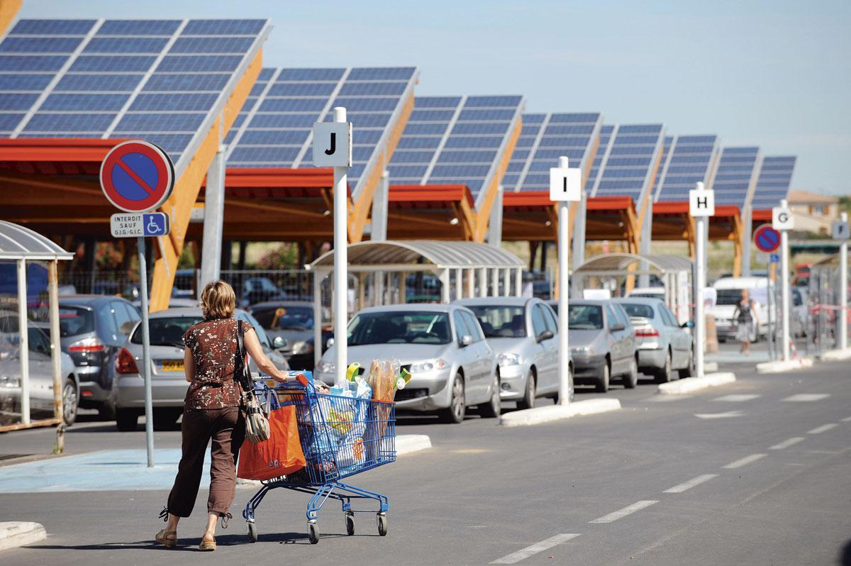 En France, les ombrières solaires pullu- lent depuis quelques années. Ce n'est pas encore le cas en Belgique.