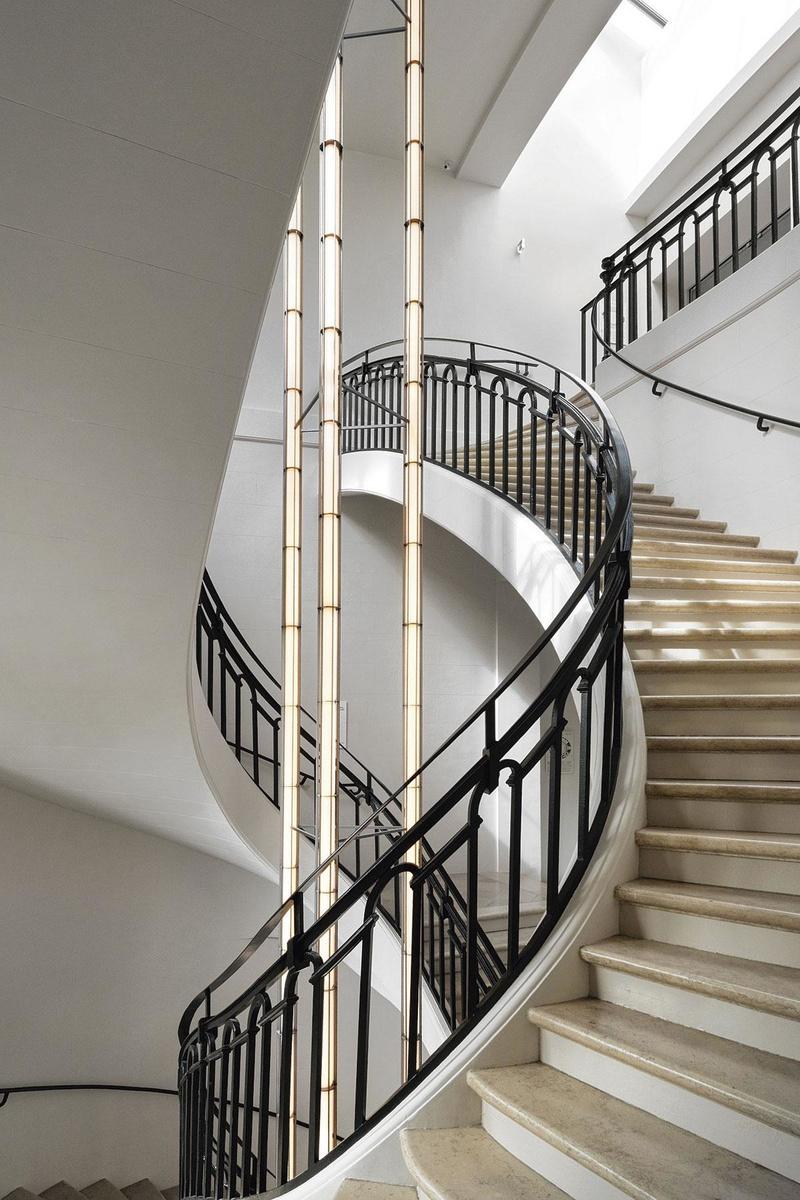 Un prodigieux luminaire tubulaire              traverse à la verticale l'escalier à double révolution, l'un des rares vestiges de la période pré-révolutionnaire de l'édifice.
