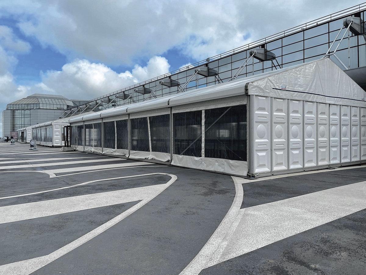A Brussels Airport, trois structures provisoires attendent les voyageurs devant le bâtiment des départs. En prévision des files dilatées par la distanciation sociale.