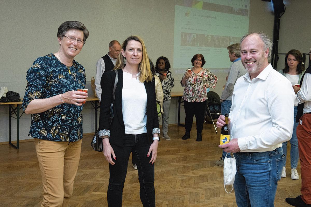 Barbara Crabbe, leading KYC, client onboarding and connectivity solutions chez Euroclear, entourée de Andrée Sonck et Thierry Villers, respectivement présidente et directeur de l'ASBL Les Jeunes Entreprises (LJE).