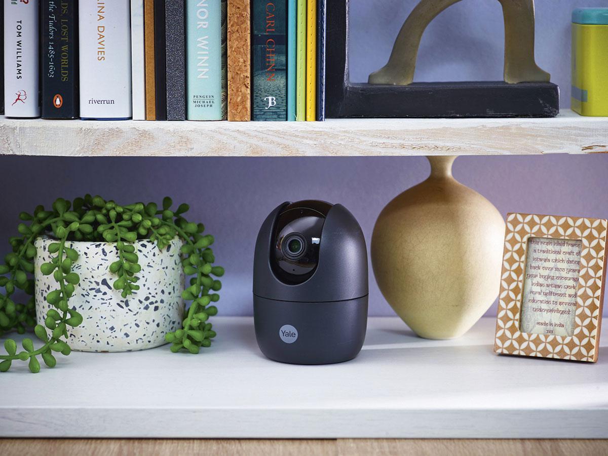 Yale Pan & Tilt, une caméra wifi d'intérieur avec vue panoramique et objectif inclinable.