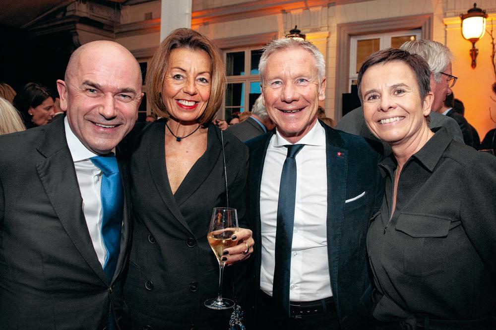 Jean-Pierre Lutgen, CEO d'Ice-Watch, et son épouse, entourent Marc Raisière, CEO de Belfius, et son épouse.