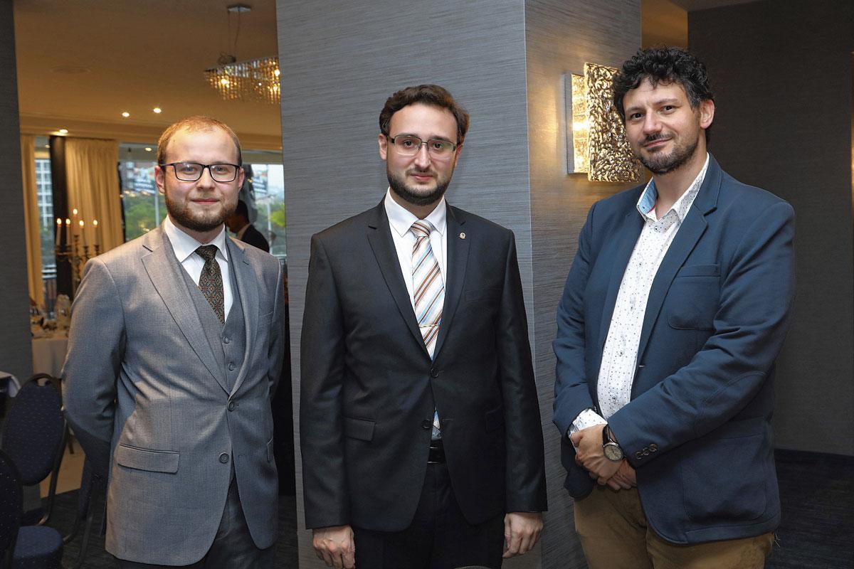 2.  Yohan Vandenberghe et Gaëtan Cokaiko, respectivement trésorier et vice- président de l'association Un Elan pour l'Europe, et Yoan Lollo, gérant de la Villa du Parc.