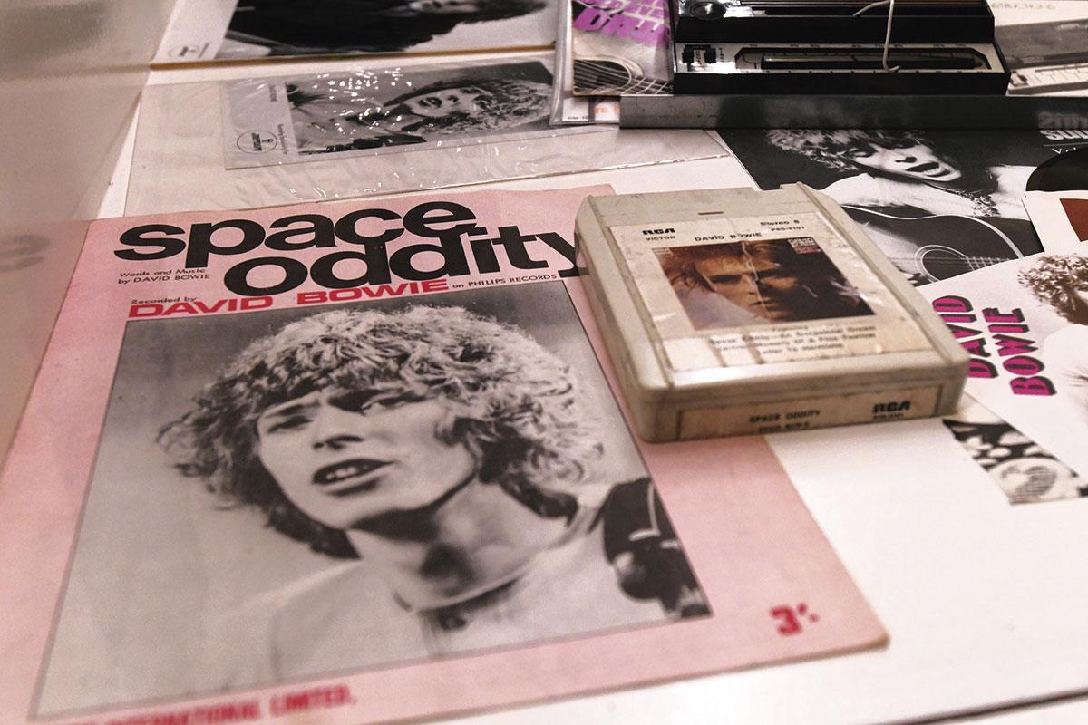Bowie Odyssée Matériel promo, affiches, coupures de presse: la rétrospective trouvera surtout grâce auprès des aficionados les plus engagés.