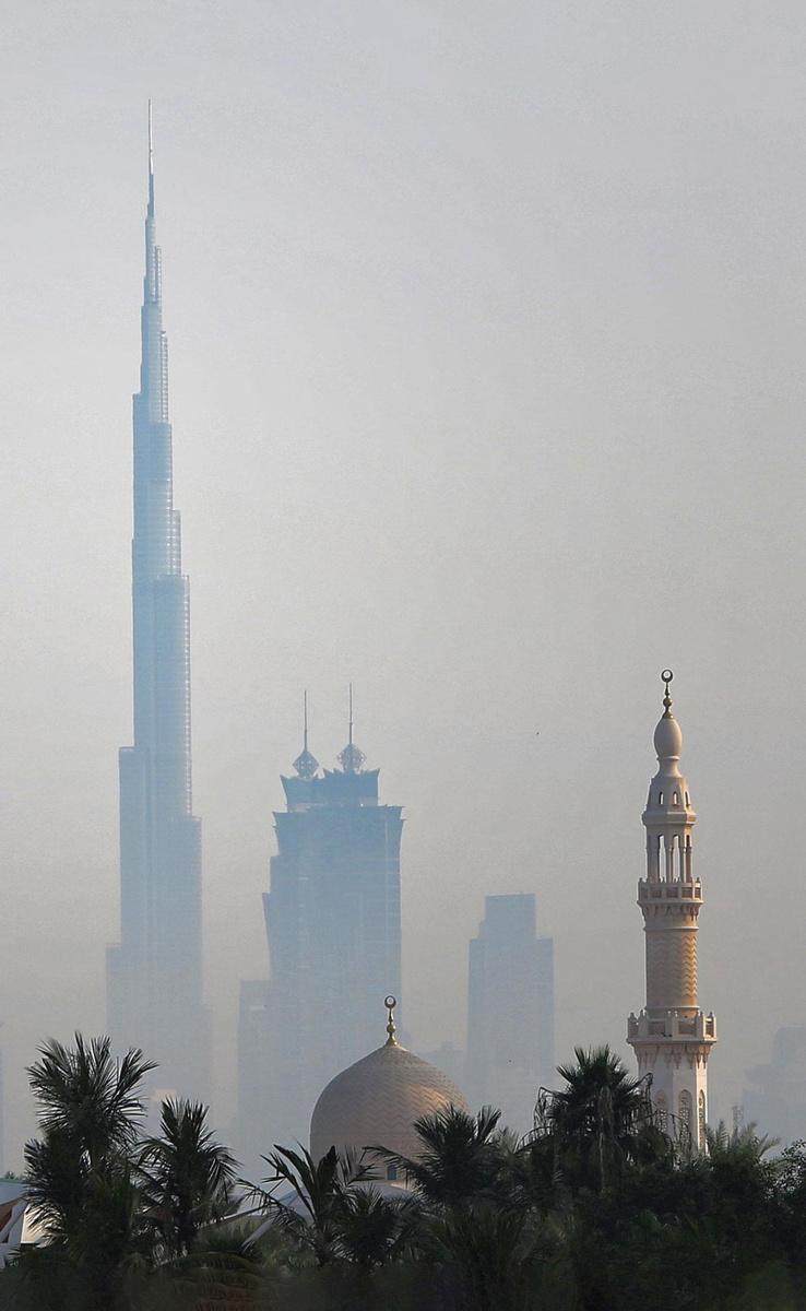 Le Burj Khalifa de Dubaï (à l'arrière-plan) est le plus haut gratte-ciel du monde.