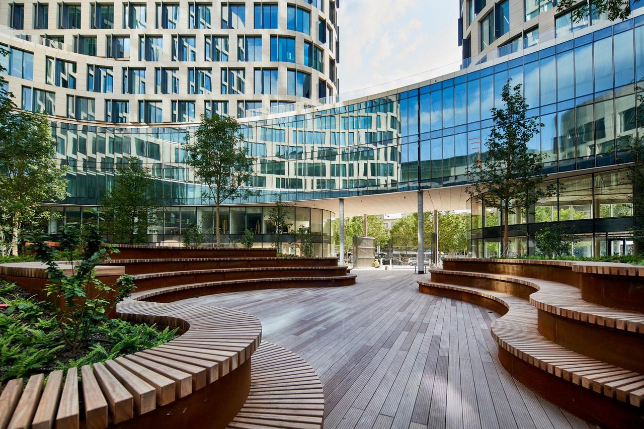 Quatuor. Le complexe situé dans le quartier nord à Bruxelles comprend quatre bâtiments reliés les uns aux autres par un vaste jardin intérieur, ouvert au public et conçu comme un oasis de verdure et de calme.