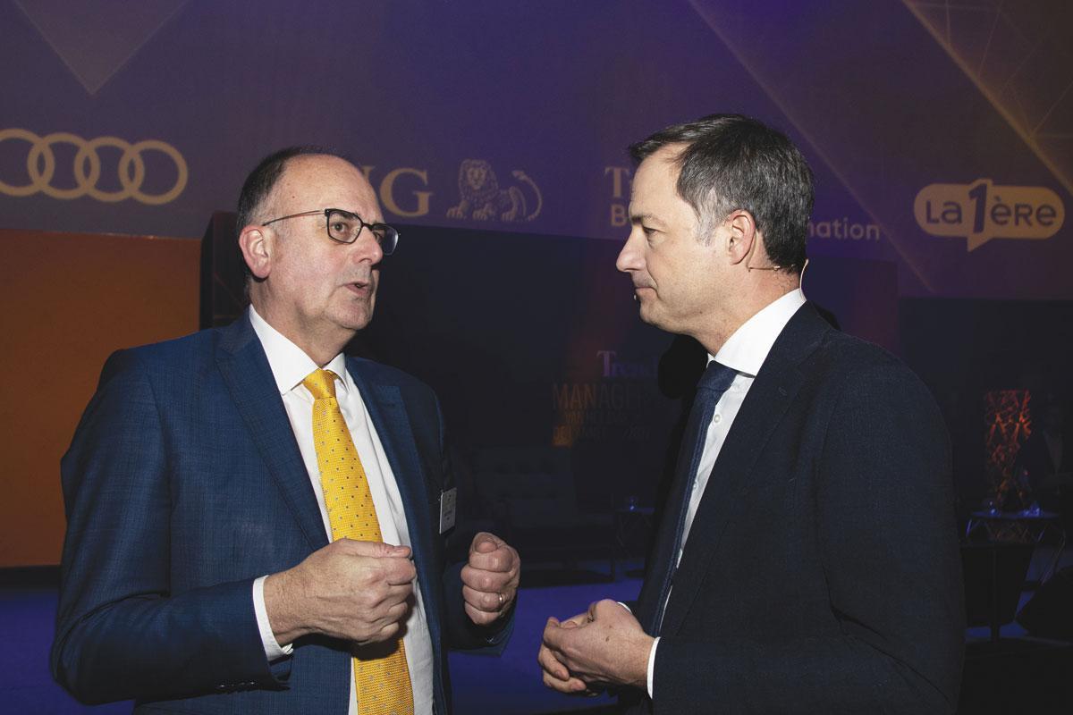 9. Bart De Smet, CEO d'Ageas et président de la FEB, converse avec Alexander de Croo.