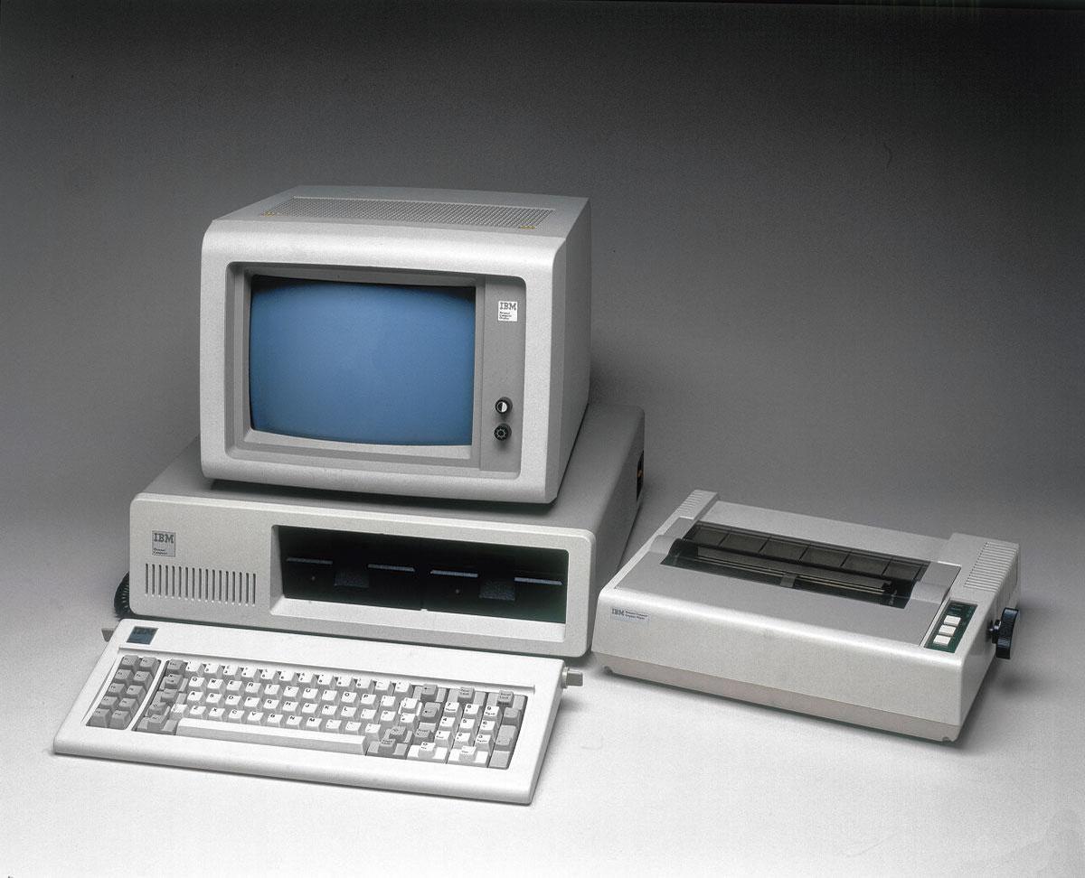 IBM PC 5150 (et son imprimante). En 1982, 