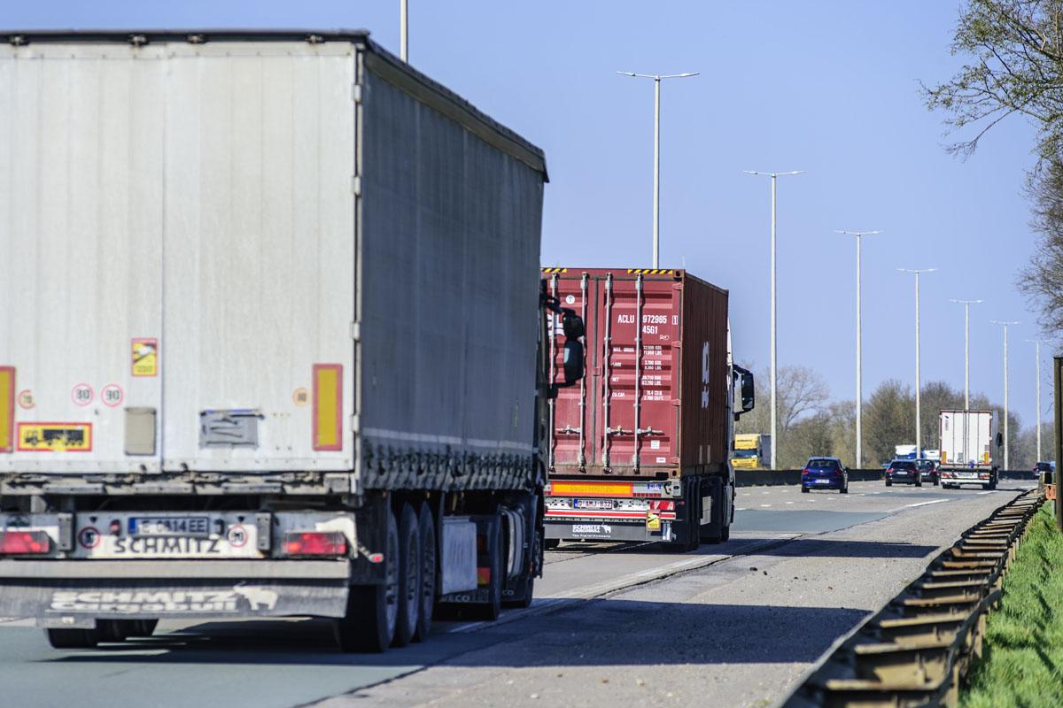 camions sur l'E411 poids lourds