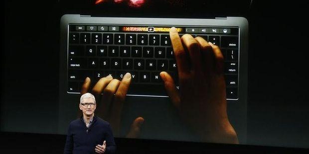 Apple-CEO presenteert de MacBook Pro met touchscreen.