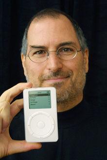 Apple-topman Steve Jobs toont op 23 oktober 2001 trots de iPod tijdens een persconferentie in Californië. De nieuwe draagbare MP3-speler biedt plaats aan bijna 1.000 liedjes op een uiterst handig toestelletje in zakformaat.