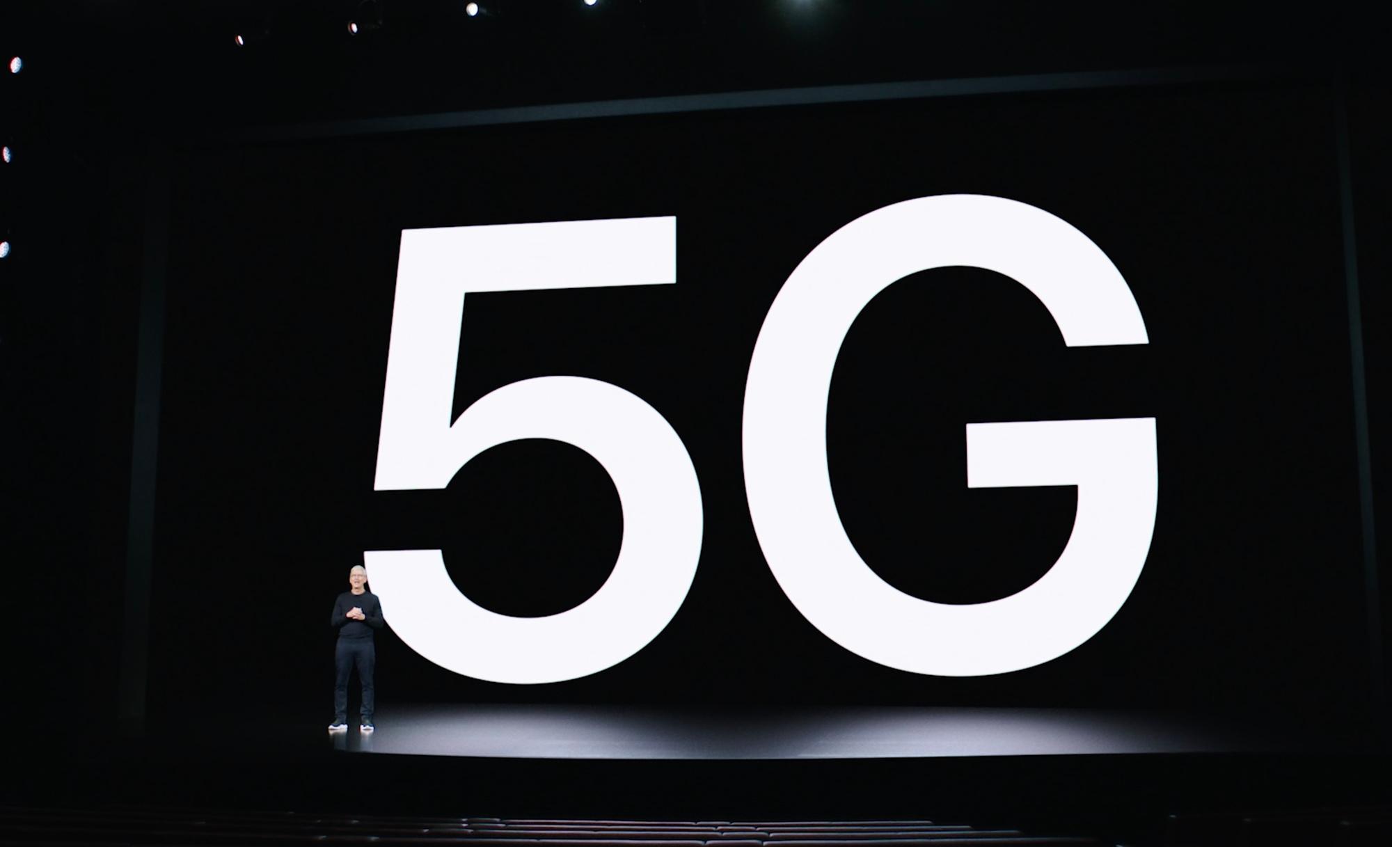 Apple-baas Tim Cook introduceert de eerste iPhones met 5G-technologie.