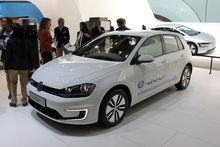 De volledig elektrische Volkswagen e-Golf op het autosalon