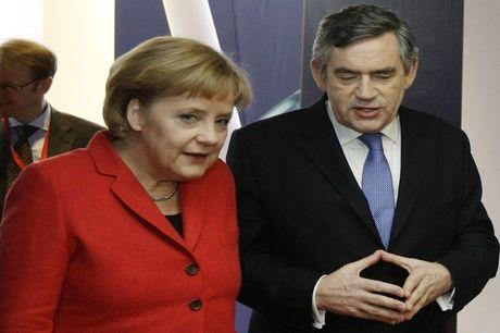 Gordon Brown, destijds premier van Groot-Brittannië, oefende zijn Merkel-pose