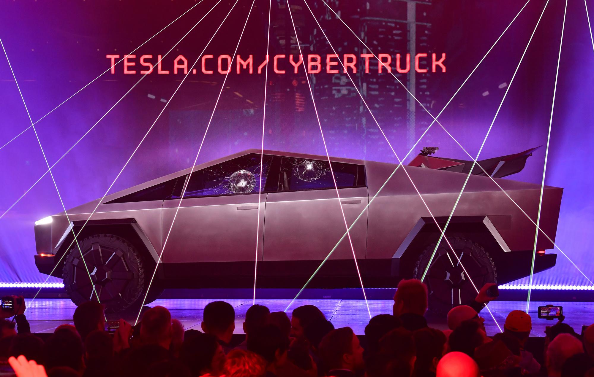 Tesla gooit eigen ruiten in tijdens voorstelling van 'Cybertruck'