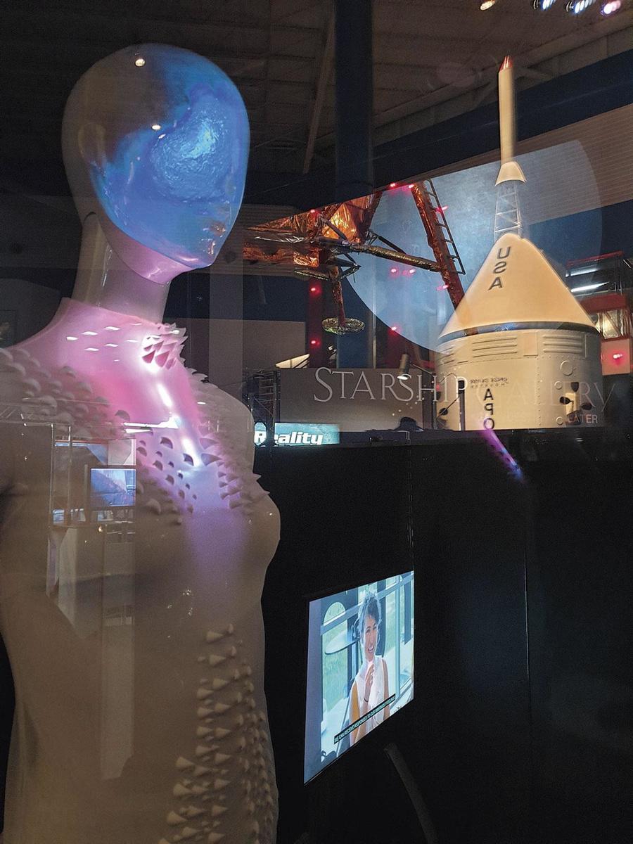 Met '(Re)Connect' ontwikkelde Jasna Rokegem het eerste emotioneel intelligente kledingstuk in de wereld. Het bracht haar tot in het Space Center van NASA in Houston.