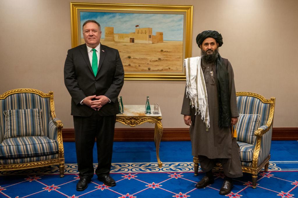 Voormalige Amerikaanse buitenlandminister Mike Pompeo en Talibanleider Mullah Abdul Ghani Baradar in september 2020 in Doha.