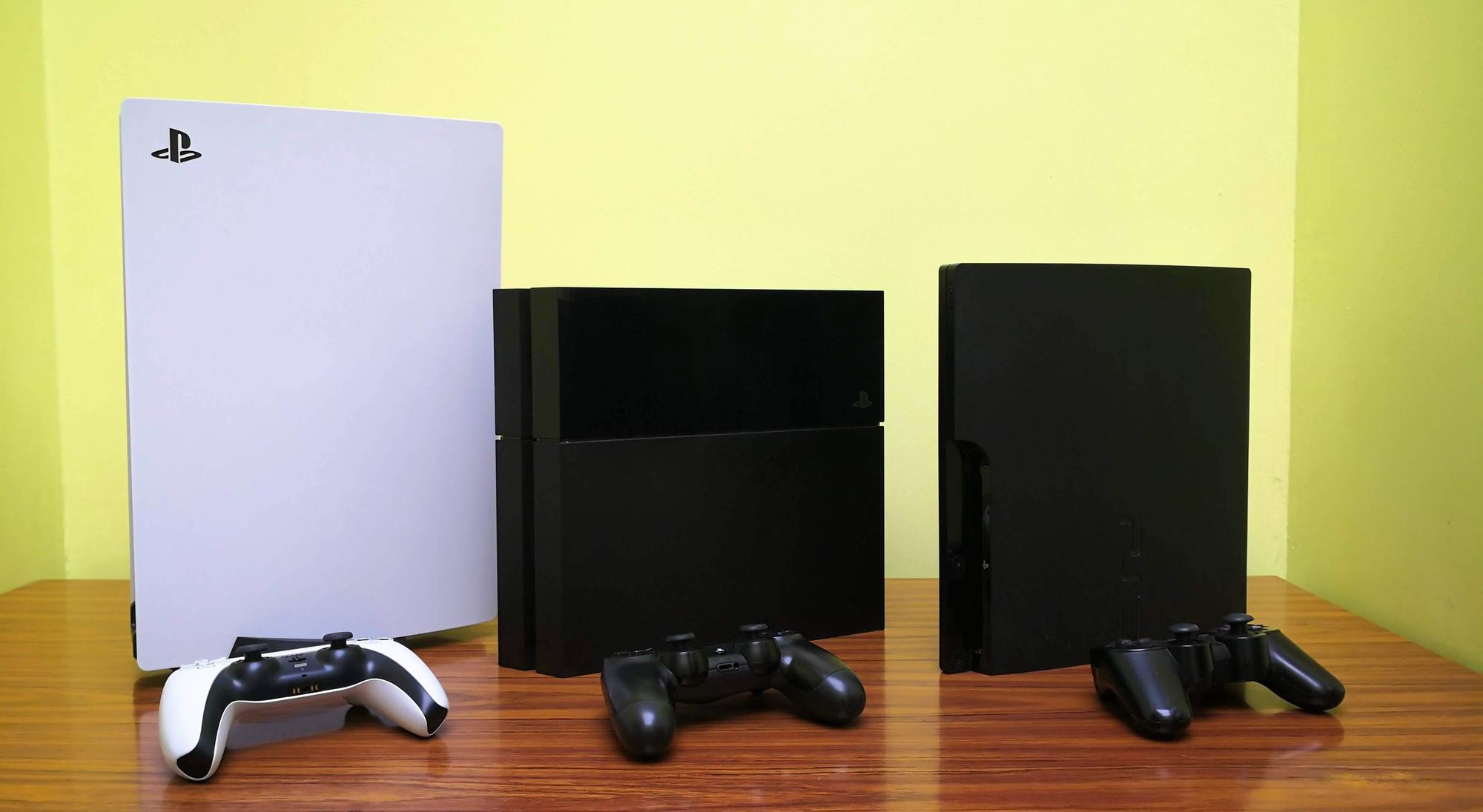 De PS5 naast zijn broertjes PS4 en PS3.