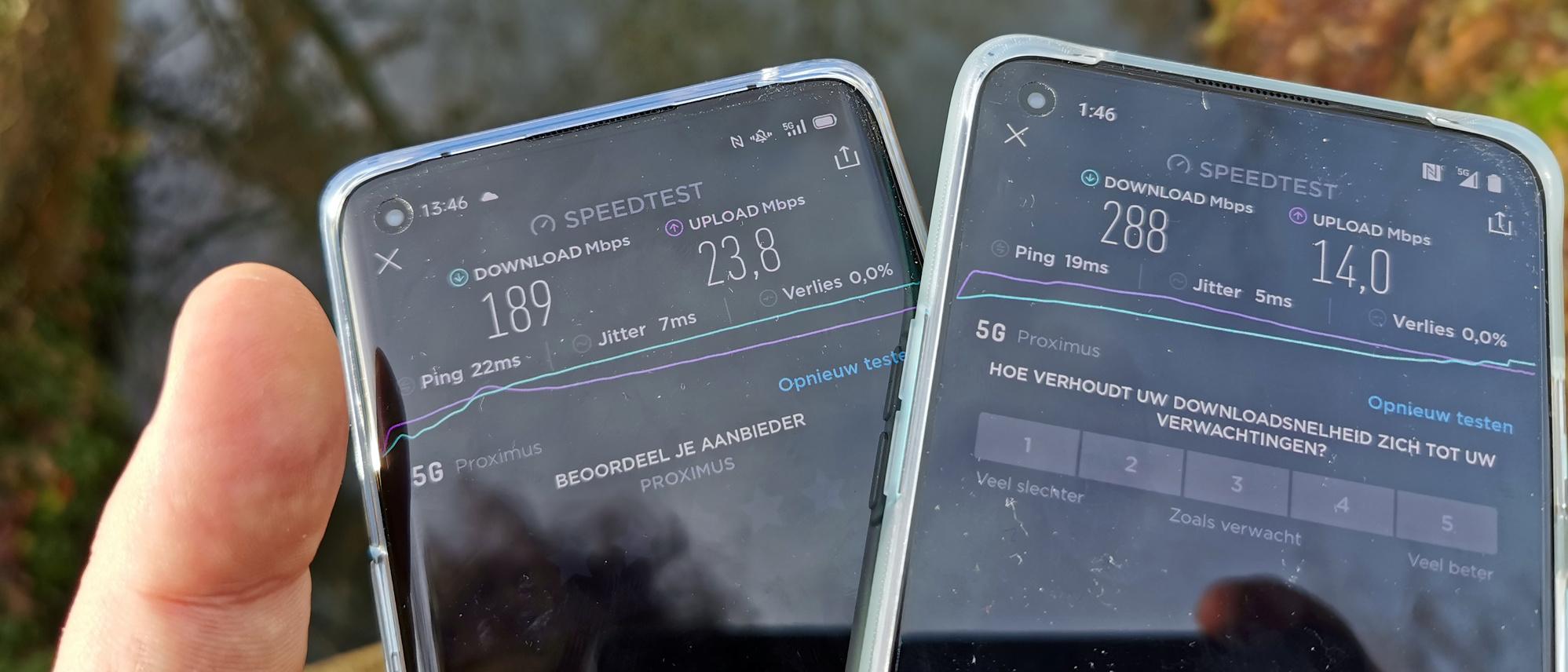 Simultaan twee 5G-smartphones gebruiken, doet de snelheid meteen zakken. Links de Oppo Reno4 Pro 5G, rechts de OnePlus 8T.