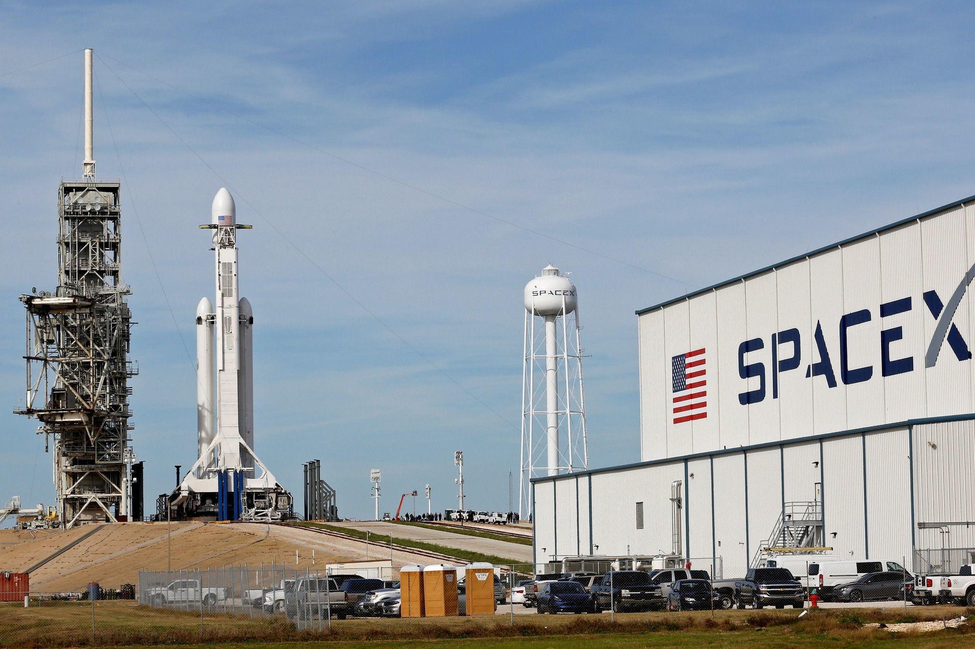 De SpaceX Falcon Heavy staat klaar op het historische 39A-lanceringsplatform aan het Kennedy Space Center in Cape Canaveral