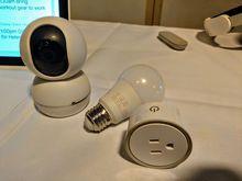 De slimme camera, lamp en stekker van Lenovo
