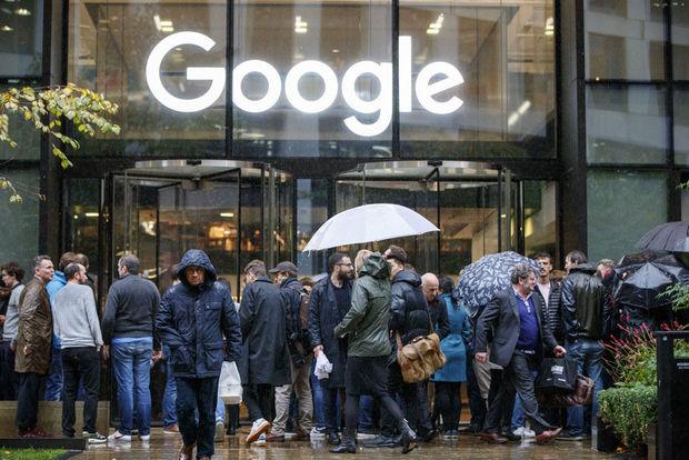 Werknemers protesteren voor een kantoor van Google.