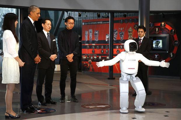 Obama ontmoet 'Asimo' de robot, tijdens zijn bezoek aan Miraikan, het Japanse nationale museum voor Wetenschap en Innovatie.